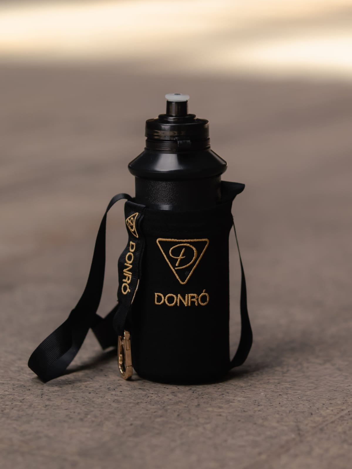 Skin Bottle Donró com suporte preto e detalhes dourados